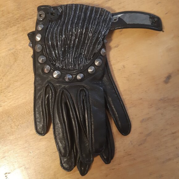 Small Burberry Women's Gloves, Size 6.5 Black with studded Maid in Italy - Picture 8 of 15